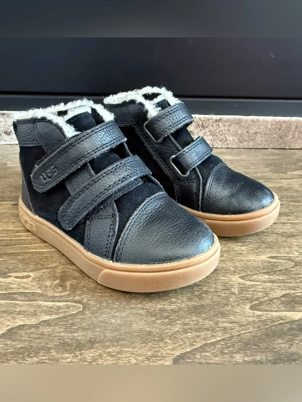 UGG Australia Rennon II Boots Black Leather Toddler Size 8 (EU 25)